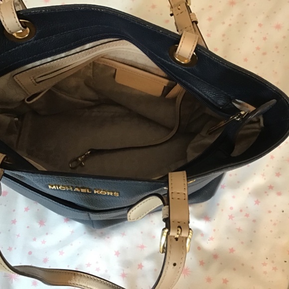 Michael Kors Dark Blue Shoulder Bag with Beige Straps - Picture 5 of 7